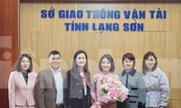 Bà Đàm Thị Thanh Tâm nhận quyết định bổ nhiệm .Ảnh: Duy Chiến 