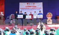 Trao tặng quà cho tuổi trẻ Lạng Sơn. Ảnh: Duy Chiến 