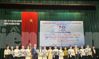 Tôn vinh những sinh viên tiêu biểu. Ảnh: Duy Chiến 