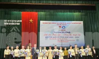 Tôn vinh những sinh viên tiêu biểu. Ảnh: Duy Chiến 