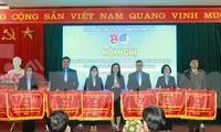Nhiều tập thể được tặng cờ thi đua. Ảnh: Duy Chiến 