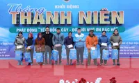 Tặng quà cho hộ nghèo Lạng Sơn. Ảnh: Duy Chiến 