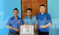 Khen thưởng cho người thanh niên dũng cảm. Ảnh: Duy Chiến 