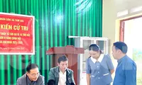 Lãnh đạo UBND huyện Lộc Bình kiểm tra công tác phòng chống thiên tai ở xã Tam Gia. 