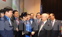 Tổng Bí thư Nguyễn Phú Trọng bắt tay chị Đinh Thị Anh Thư.