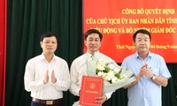 Ông Đoàn Quang Duy (giữa) nhận Quyết định, hoa chúc mừng của lãnh đạo tỉnh Thái Nguyên.