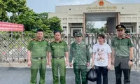 Bắt giữ đối tượng Lý Thị Lan tại cửa khẩu Hà Tiên, tỉnh Kiên Giang.