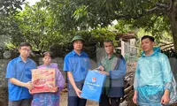 Hỗ trợ kịp thời nhân dân vùng bão lũ (ảnh: Duy Chiến)