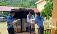 Chung tay cùng tuổi trẻ Lạng Sơn khắc phục bão lũ. 