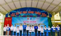 Tặng quà cho các cháu thiếu nhi Cao Bằng.