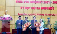 Lãnh đạo HĐND tỉnh tặng hoa cho hai ông Vũ Hoàng Quý và Phan Hồng Tiến (ảnh: Duy Chiến)