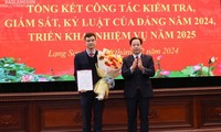 Ông Nguyễn Đức Thuận nhận Quyết định, hoa chúc mừng của lãnh đạo Tỉnh ủy Lạng Sơn. 