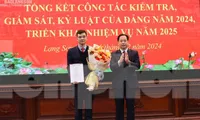 Ông Nguyễn Đức Thuận nhận Quyết định, hoa chúc mừng của lãnh đạo Tỉnh ủy Lạng Sơn.
