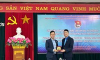 Tỉnh Đoàn Lạng Sơn trao tặng quà lưu niệm cho đoàn công tác VSync (ảnh: Duy Chiến)