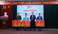 Các đơn vị xuất sắc nhận cờ thi đua của Tỉnh Đoàn Lạng Sơn. 