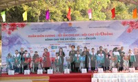 Các em nhận được nhiều phần quà có ý nghĩa. 