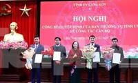 Các lãnh đạo được điều động, bổ nhiệm nhận quyết định, hoa chúc mừng. 
