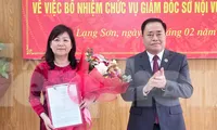 Bà Hoàng Thị Hiền, tân Giám đốc Sở Nội vụ tỉnh Lạng Sơn nhận Quyết định, hoa chúc mừng của lãnh đạo UBND tỉnh Lạng Sơn. Ảnh: Duy Chiến.