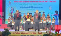 Tôn vinh các bạn thiếu nhi Lạng Sơn đạt danh hiệu Cháu ngoan Bác Hồ. Ảnh: Duy Chiến. 