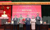 Đại tá Nguyễn Tiến Trung nhận hoa chúc mừng.