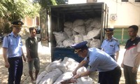 Thu giữ số hàng bất hợp pháp.