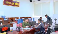 Lực lượng công an Lạng Sơn làm thủ tục cấp con dấu mới cho tổ chức, đơn vị. 