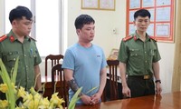 Lê Việt Hùng (giữa) bị khởi tố. 