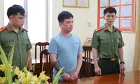Lê Việt Hùng (giữa) bị khởi tố. 