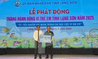 Tập thể, cá nhân ủng hộ Quỹ trẻ em Lạng Sơn. Ảnh: Duy Chiến