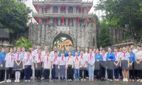 Đoàn đại biểu thiếu nhi Lạng Sơn tại Hữu Nghị Quan (Quảng Tây, Trung Quốc).