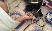 Cảnh báo trẻ em cắm điện thoại di động vào ổ điện.