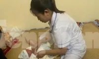 Trẻ sơ sinh đang được nuôi dưỡng ở Trạm Y tế xã Khánh Khê.
