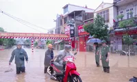Nhiều đoạn đường ở trung tâm thành phố Lạng Sơn biến thành sông. Ảnh: D.N