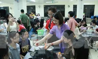 Phục vụ cháo đêm cho Sỹ tử Lạng Sơn.