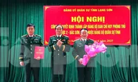 Trao quyết định thành lập Đảng bộ Ban chỉ huy Quân sự khu vực. Ảnh: Dương Nguyên.