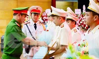 Lãnh đạo Công an tỉnh Lạng Sơn trao quyết định cho các Trưởng công an xã. Ảnh: H.T