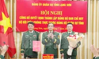 Lãnh đạo Đảng bộ Ban Chỉ huy Bộ đội Biên phòng nhận quyết định, hoa chúc mừng của Chính ủy Bộ CHQS tỉnh Lạng Sơn. Ảnh: D.N