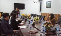 Cô T (bìa phải) trong buổi làm việc với Sở TT&TT Lạng Sơn. Ảnh: Phạm Thảo