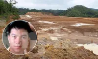 Ông Tập (ảnh nhỏ) và khu đất rừng bị "xẻ thịt" phân lô, bán nền .Ảnh: TL