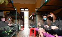 Trong tổng số 410 người cách ly tại Trung đoàn 123 có nhiều phụ nữ. Một trong số họ đã bỏ trốn khỏi đơn vị .Ảnh: G.Huy