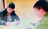 Đối tượng Tuấn (bìa trái) khai nhận, đã sử dụng xe ô tô bán tải để vận chuyển trâu đi tiêu thụ .Ảnh: Duy Chiến