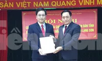 Tân giám đốc sở Tài chính Vũ Hoàng Quý (bìa trái) nhận quyết định từ lãnh đạo UBND tỉnh Lạng Sơn .Ảnh: Duy Chiến 