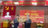 Ông Nguyễn Quang Tuấn (bìa trái) nhận quyết định đảm nhiệm chức vụ Bí thư huyện ủy Văn Quan .Ảnh: Duy Chiến 
