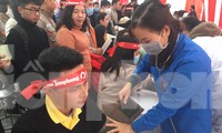 Nhiều đoàn viên thanh niên đăng ký xét nghiệm để hiến máu. - Ảnh: Duy Chiến 