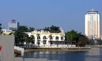 Nhà hàng Lã Vọng mọc lên trên bán đảo hồ Đống Đa. Ảnh: Tuấn Nguyễn 