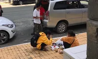 Bữa cơm giữa sân trường của người mẹ nghèo và cô sinh viên năm nhất