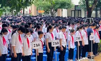 Lễ chào cờ ứa nước mắt tưởng nhớ học sinh tử vong vụ cháy chung cư mini