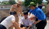 [TRỰC TIẾP]: Thí sinh đi xe lăn đến làm thủ tục thi tốt nghiệp