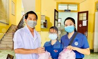 Nữ sinh 17 tuổi đi chợ giúp người dân cách ly, nấu cơm tiếp sức tuyến đầu