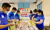 Áo xanh vào bếp nấu hàng trăm &apos;bát cháo yêu thương&apos; tặng bệnh nhi nghèo